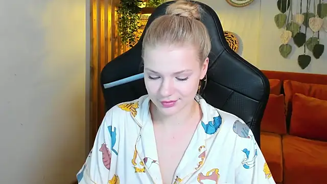 Snapshot of LilitRosen chatting on 10.21.25 LilitRosen online show from 10.21.25