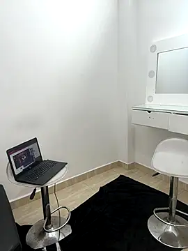 Snapshot of BBWCami_ chatting on 11.04.25 BBWCami online show from 11.04.25