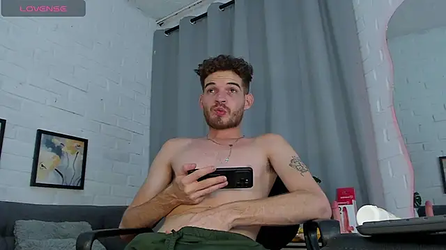 Snapshot of MATEO_HUNTER chatting on 12.19.25 MATEO HUNTER online show from 12.19.25