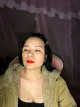 Snapshot of Listen-ly chatting on 11.28.25 Listen-ly online show from 11.28.25