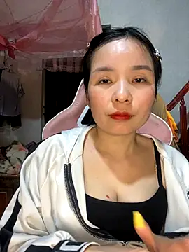 Snapshot of Listen-ly chatting on 11.29.25 Listen-ly online show from 11.29.25