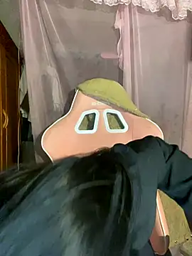 Snapshot of Listen-ly chatting on 12.05.25 Listen-ly online show from 12.05.25