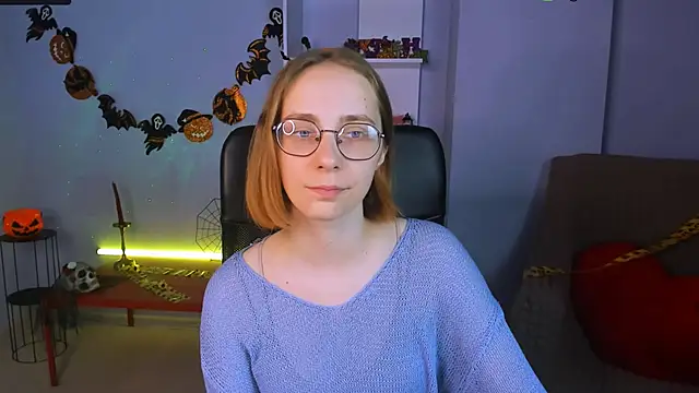 Snapshot of evalora_vei chatting on 10.26.25 evalora vei online show from 10.26.25