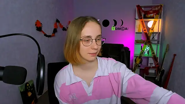 Snapshot of evalora_vei chatting on 10.27.25 evalora vei online show from 10.27.25