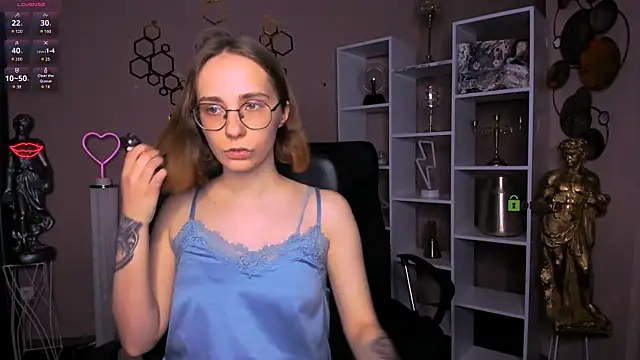 Snapshot of evalora_vei chatting on 11.20.25 evalora vei online show from 11.20.25