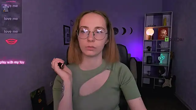 Snapshot of evalora_vei chatting on 12.14.25 evalora vei online show from 12.14.25