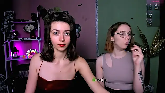 Snapshot of evalora_vei chatting on 12.15.25 evalora vei online show from 12.15.25