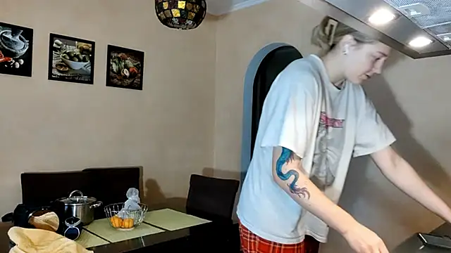 Snapshot of ThomasinaGalvin chatting on 11.09.25 ThomasinaGalvin online show from 11.09.25