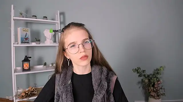 lulu fly  online show from 11.04.25