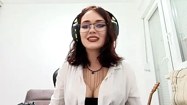 Snapshot of SalenaVanderhoff chatting on 10.18.25 SalenaVanderhoff online show from 10.18.25