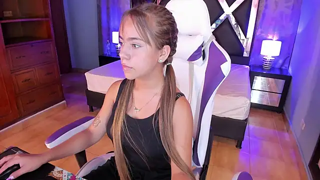 Snapshot of Lily_CuteBoobs chatting on 10.15.25 Lily CuteBoobs online show from 10.15.25