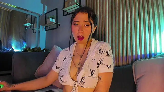 Snapshot of JuliethCruz_ chatting on 06.18.26 JuliethCruz online show from 06.18.26