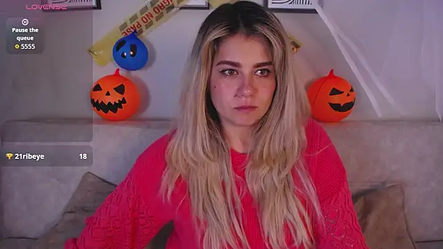 Snapshot of Sweet_Bella_Valery chatting on 10.29.25 Sweet Bella Valery online show from 10.29.25