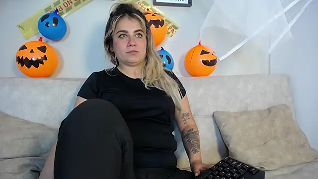 Snapshot of Sweet_Bella_Valery chatting on 10.30.25 Sweet Bella Valery online show from 10.30.25