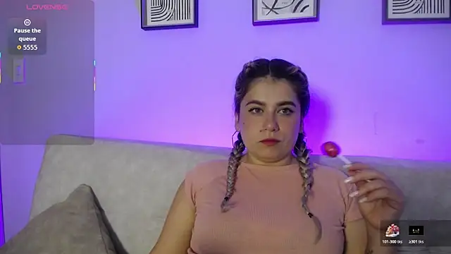 Snapshot of Sweet_Bella_Valery chatting on 11.04.25 Sweet Bella Valery online show from 11.04.25