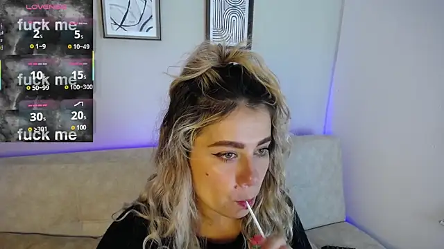 Snapshot of Sweet_Bella_Valery chatting on 11.06.25 Sweet Bella Valery online show from 11.06.25