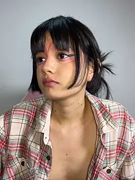 Snapshot of AnaisXoXo chatting on 12.19.25 AnaisXoXo online show from 12.19.25