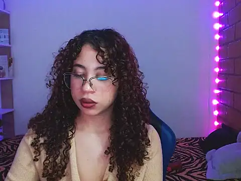 Snapshot of Medussa3033 chatting on 12.21.25 Medussa3033 online show from 12.21.25