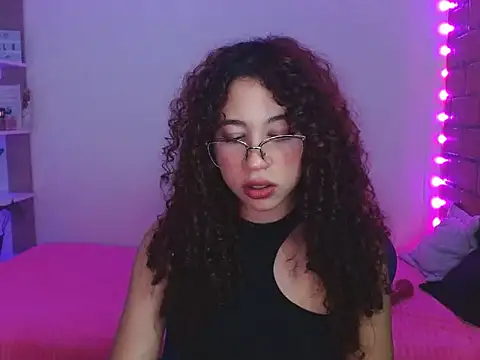 Snapshot of Medussa3033 chatting on 12.23.25 Medussa3033 online show from 12.23.25