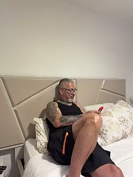 Snapshot of roygomez chatting on 10.17.25 roygomez online show from 10.17.25