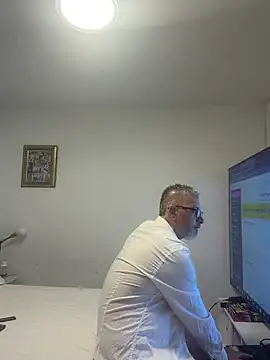 Snapshot of roygomez chatting on 10.20.25 roygomez online show from 10.20.25