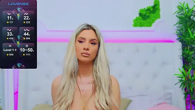 Snapshot of AriannaSins chatting on 12.30.24 AriannaSins online show from 12.30.24