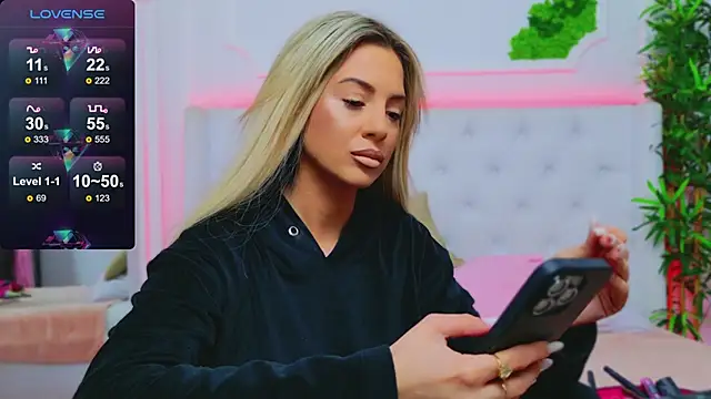 Snapshot of AriannaSins chatting on 01.15.25 AriannaSins online show from 01.15.25