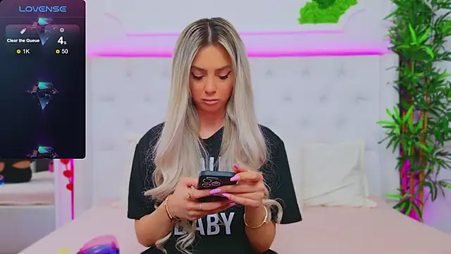 Snapshot of AriannaSins chatting on 02.13.25 AriannaSins online show from 02.13.25