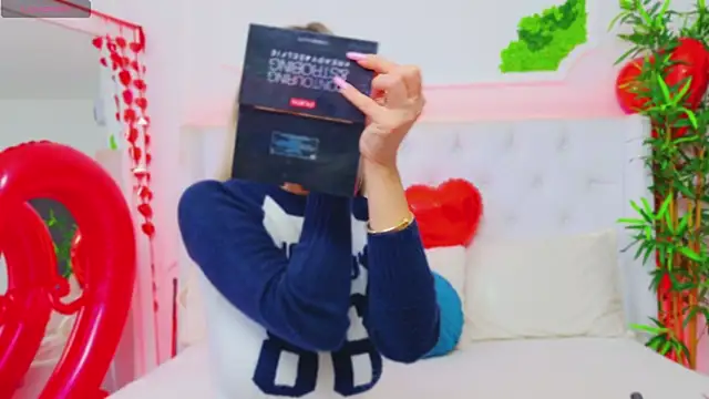 Snapshot of AriannaSins chatting on 02.14.25 AriannaSins online show from 02.14.25