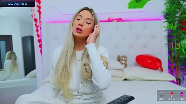 Snapshot of AriannaSins chatting on 02.24.25 AriannaSins online show from 02.24.25