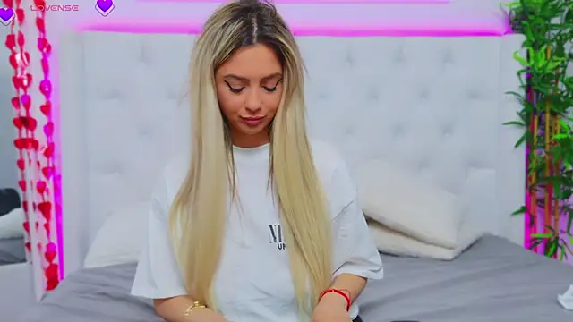 Snapshot of AriannaSins chatting on 03.12.25 AriannaSins online show from 03.12.25