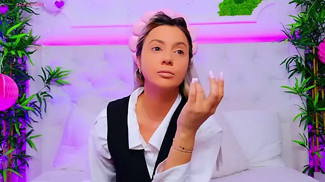 Snapshot of AriannaSins chatting on 09.18.25 AriannaSins online show from 09.18.25