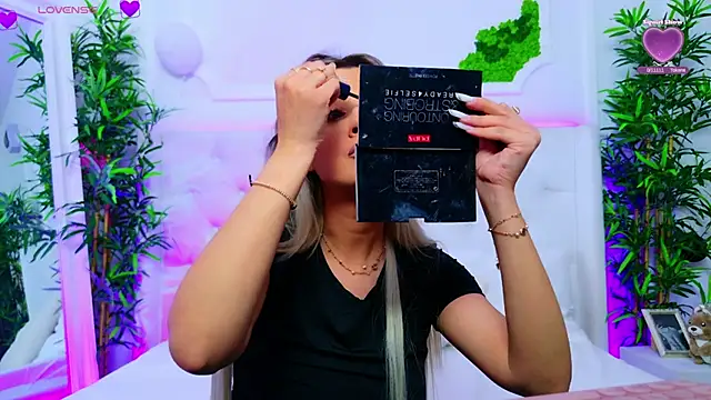 Snapshot of AriannaSins chatting on 10.30.25 AriannaSins online show from 10.30.25