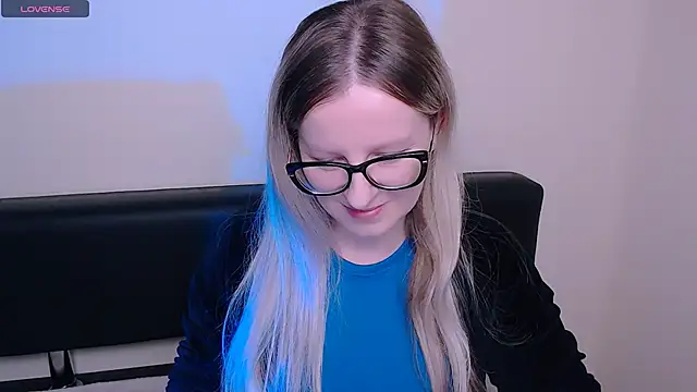 Snapshot of AllaLeomz chatting on 10.28.25 AllaLeomz online show from 10.28.25