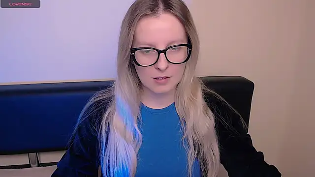 Snapshot of AllaLeomz chatting on 10.30.25 AllaLeomz online show from 10.30.25