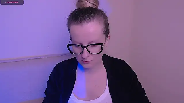 Snapshot of AllaLeomz chatting on 11.07.25 AllaLeomz online show from 11.07.25