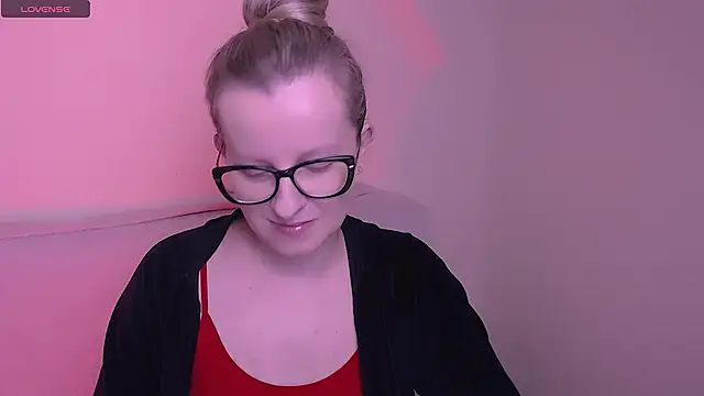 Snapshot of AllaLeomz chatting on 11.21.25 AllaLeomz online show from 11.21.25