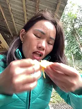 Snapshot of Saomai25 chatting on 11.22.25 Saomai25 online show from 11.22.25