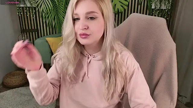 Snapshot of cold_blondie chatting on 11.20.25 cold blondie online show from 11.20.25