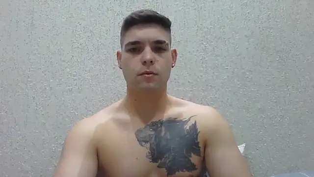 Snapshot of Zure-xxx chatting on 06.17.26 Zure-xxx online show from 06.17.26