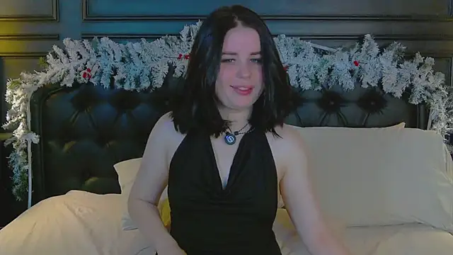 Snapshot of AliceLune chatting on 12.21.25 AliceLune online show from 12.21.25