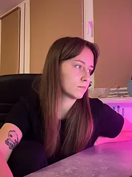 Snapshot of SinfulDream chatting on 10.18.25 SinfulDream online show from 10.18.25