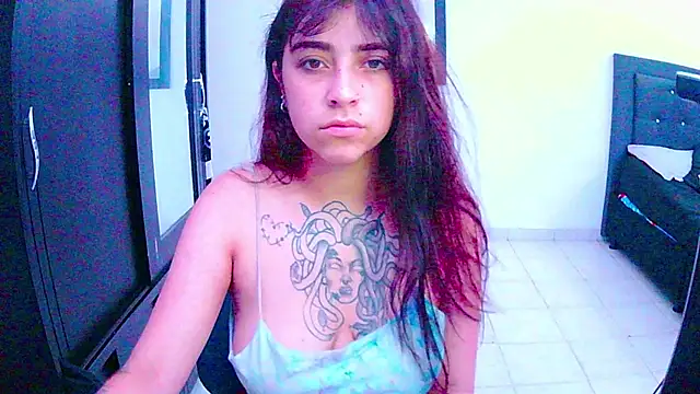 Snapshot of adri_gomez1 chatting on 10.18.25 adri gomez1 online show from 10.18.25