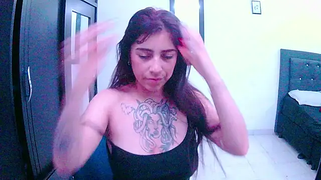 Snapshot of adri_gomez1 chatting on 10.22.25 adri gomez1 online show from 10.22.25