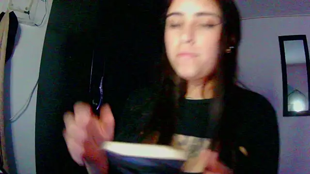 Snapshot of adri_gomez1 chatting on 11.13.25 adri gomez1 online show from 11.13.25