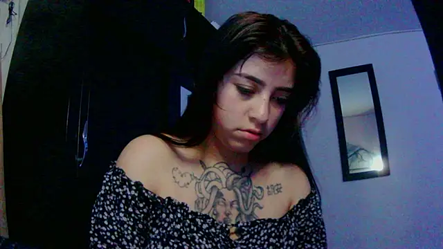 Snapshot of adri_gomez1 chatting on 11.21.25 adri gomez1 online show from 11.21.25