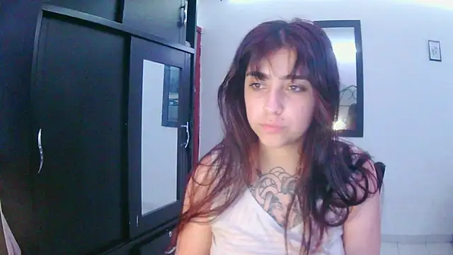 Snapshot of adri_gomez1 chatting on 12.04.25 adri gomez1 online show from 12.04.25