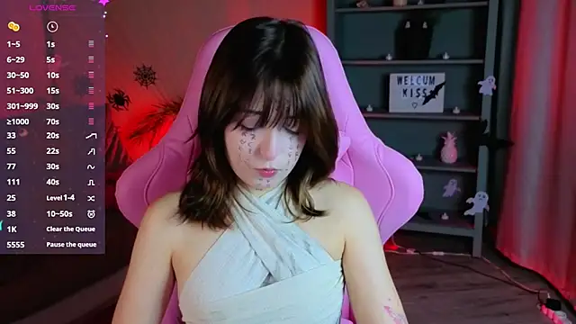 Snapshot of Soffi_Toffi chatting on 10.31.25 Soffi Toffi online show from 10.31.25