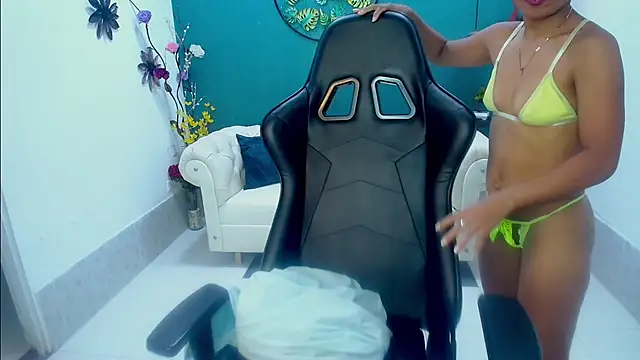 Snapshot of Miagreys1 chatting on 11.30.25 Miagreys1 online show from 11.30.25