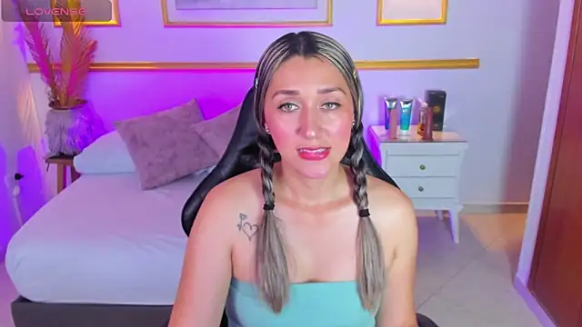 karlyy  online show from 11.04.25